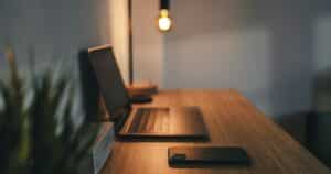 Écran OLED 4K sur un bureau professionnel minimaliste