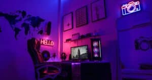 Setup bureau avec écran ultrawide et accessoires