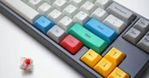 Touches de clavier mécanique en gros plan avec keycaps PBT
