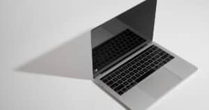 Souris gaming ultra-légère sur tapis de jeu