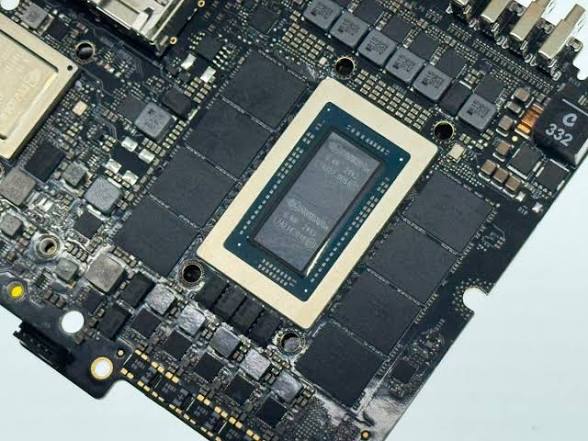 Détail du SoC NVIDIA N1 sur la carte mère engineering, entouré des huit modules SK Hynix H58G78CK8B LPDDR5X-8533